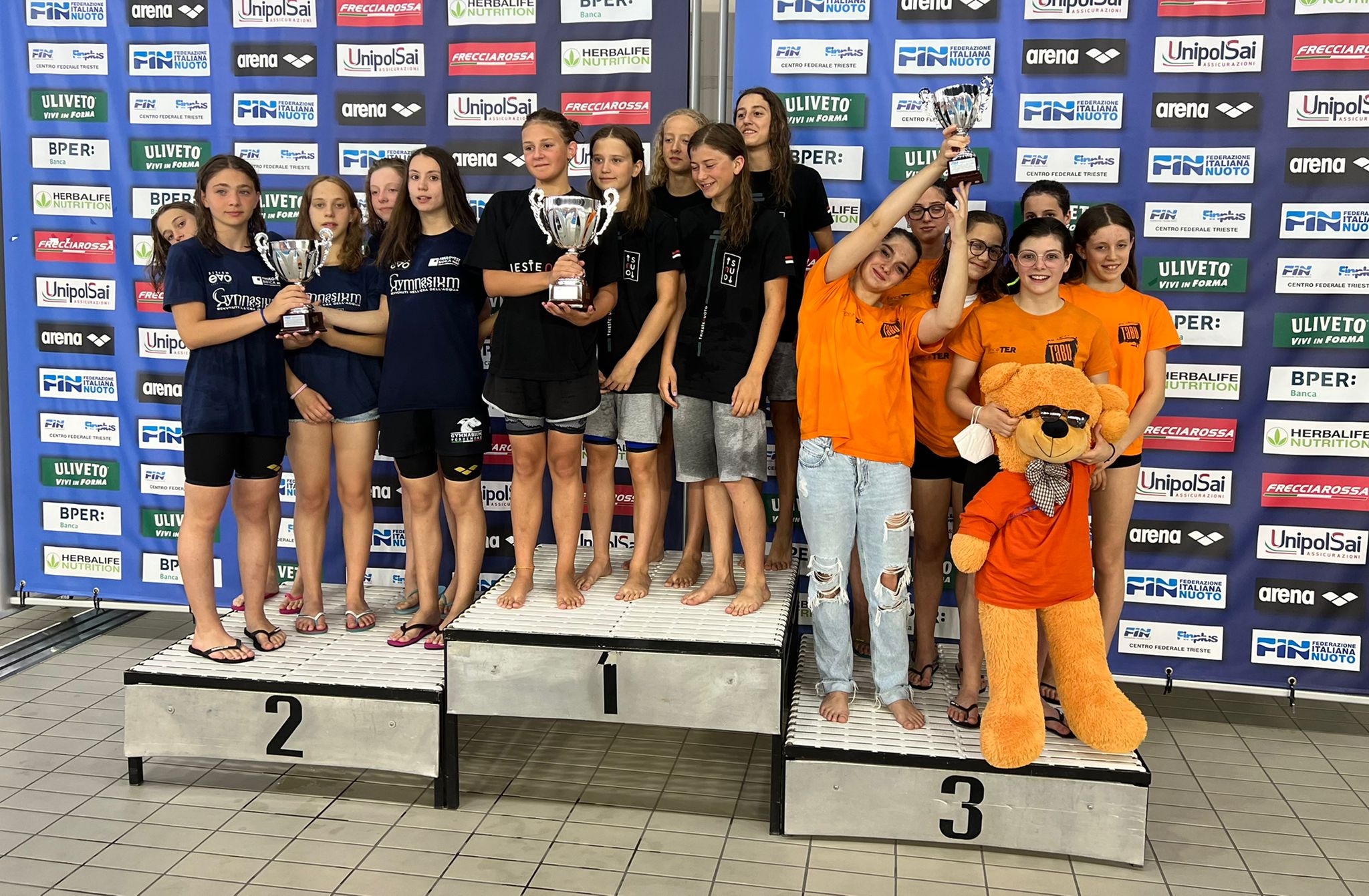 Campionato italiano nuoto a Trieste - terze classificate in categoria ragazzi